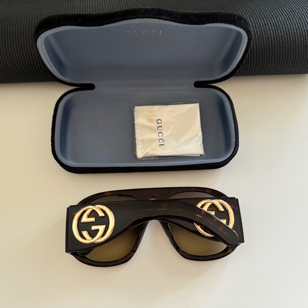 $550 Gucci Black and Gold Oversized Sunglasses